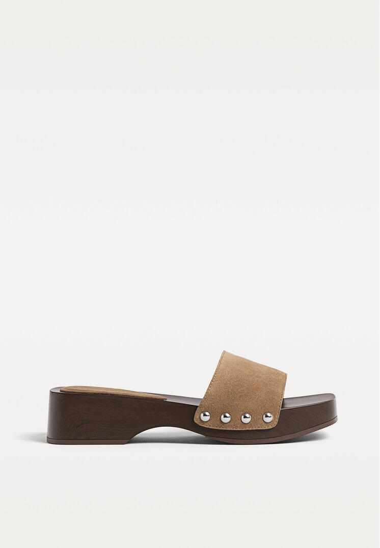 zuecos piel tachas