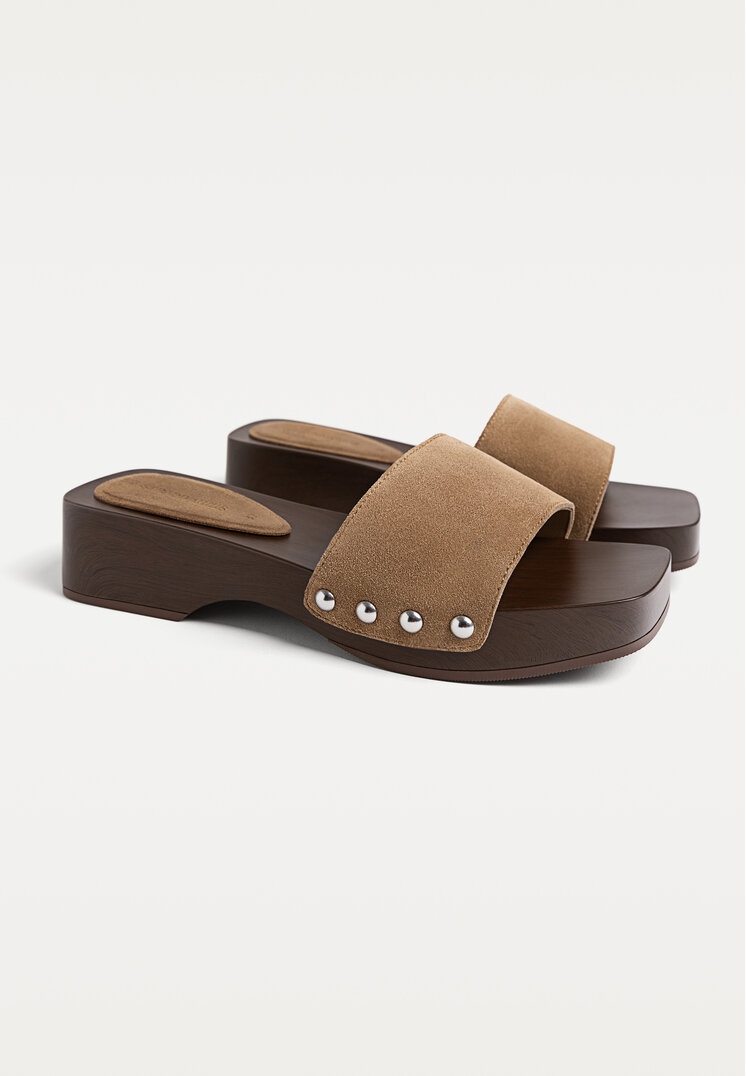 zuecos piel tachas