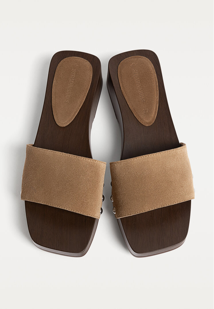 zuecos piel tachas