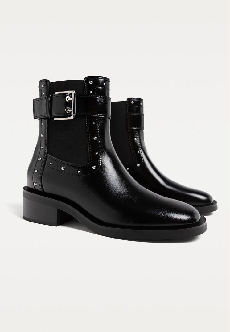botines planos tachas