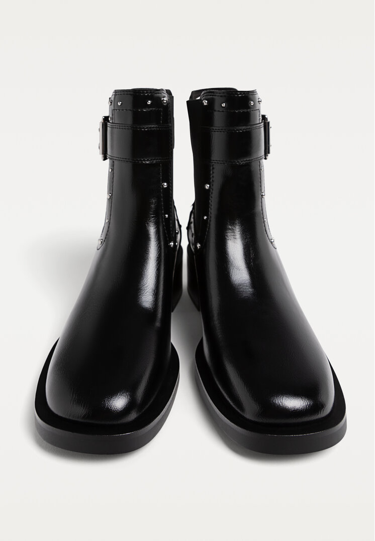 botines planos tachas