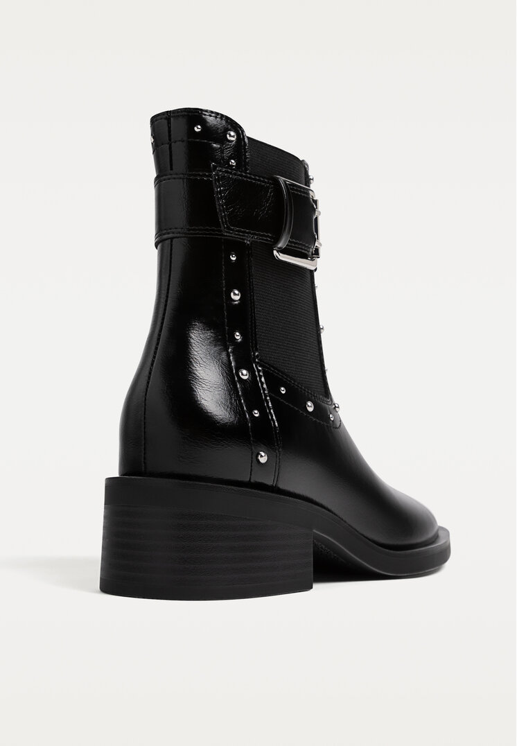 botines planos tachas