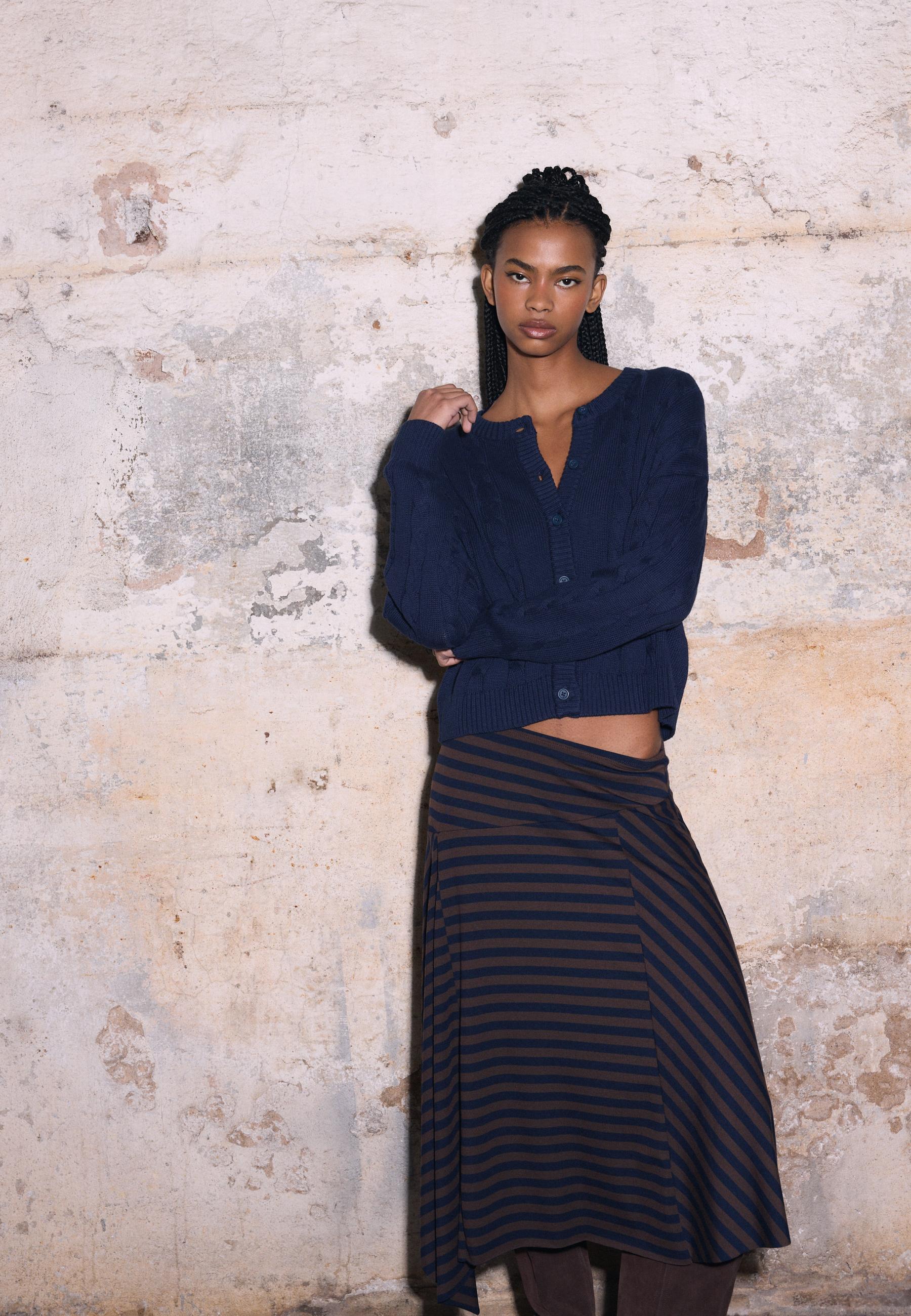 Button-up cable knit cardigan — Navy blue