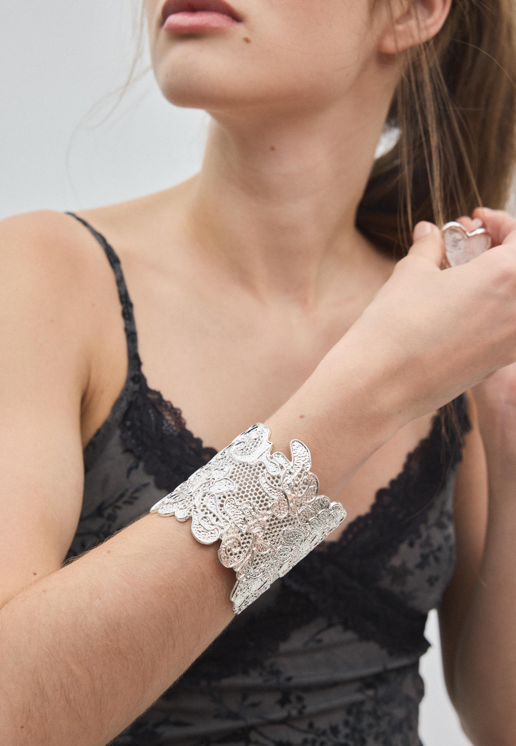 Lace-effect rigid bangle — Grey