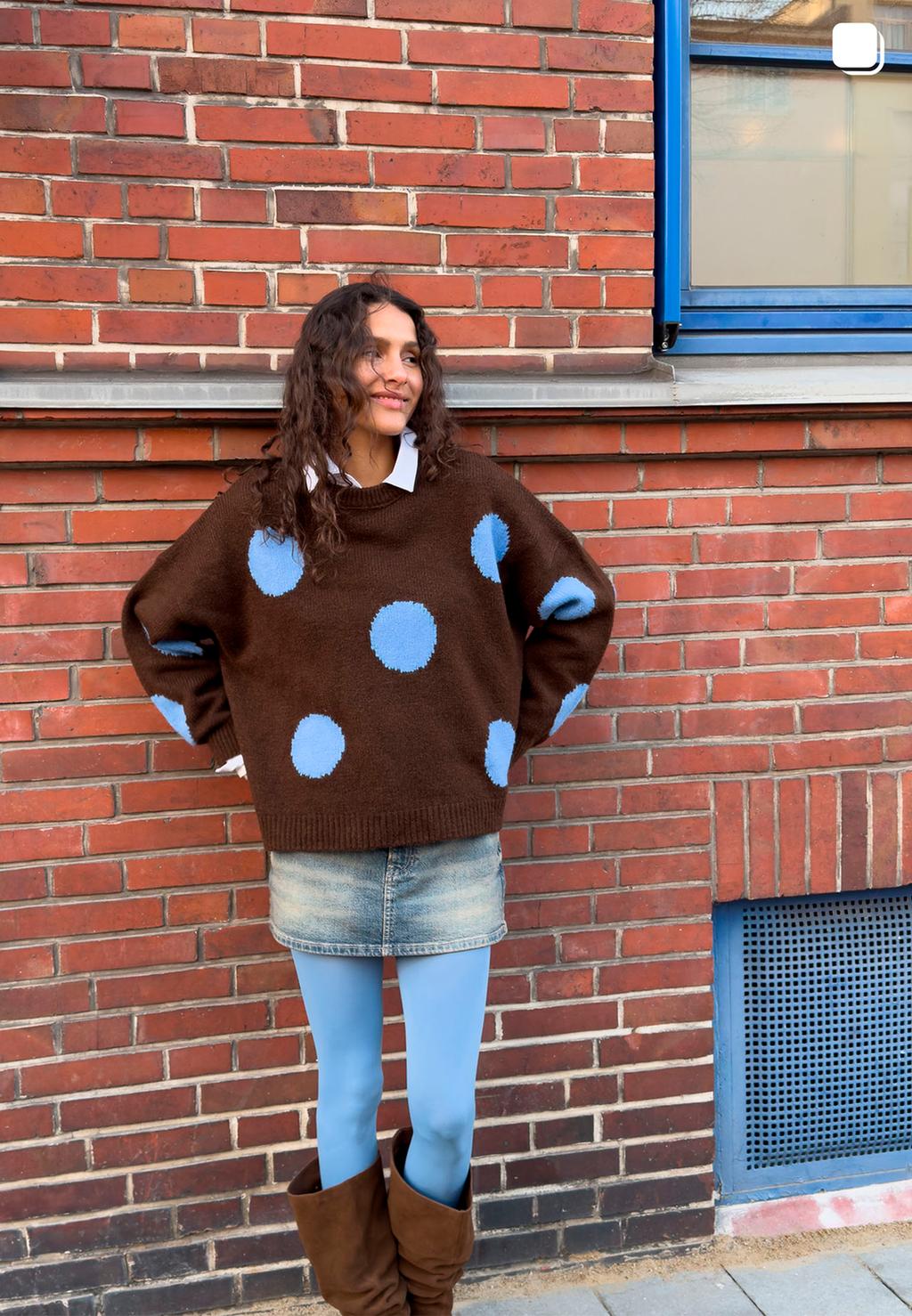 Вязаный свитер в горошек