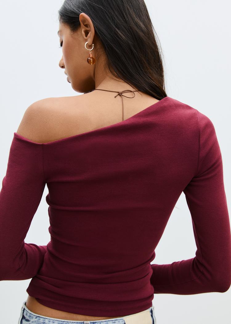 camiseta escote asimetrico