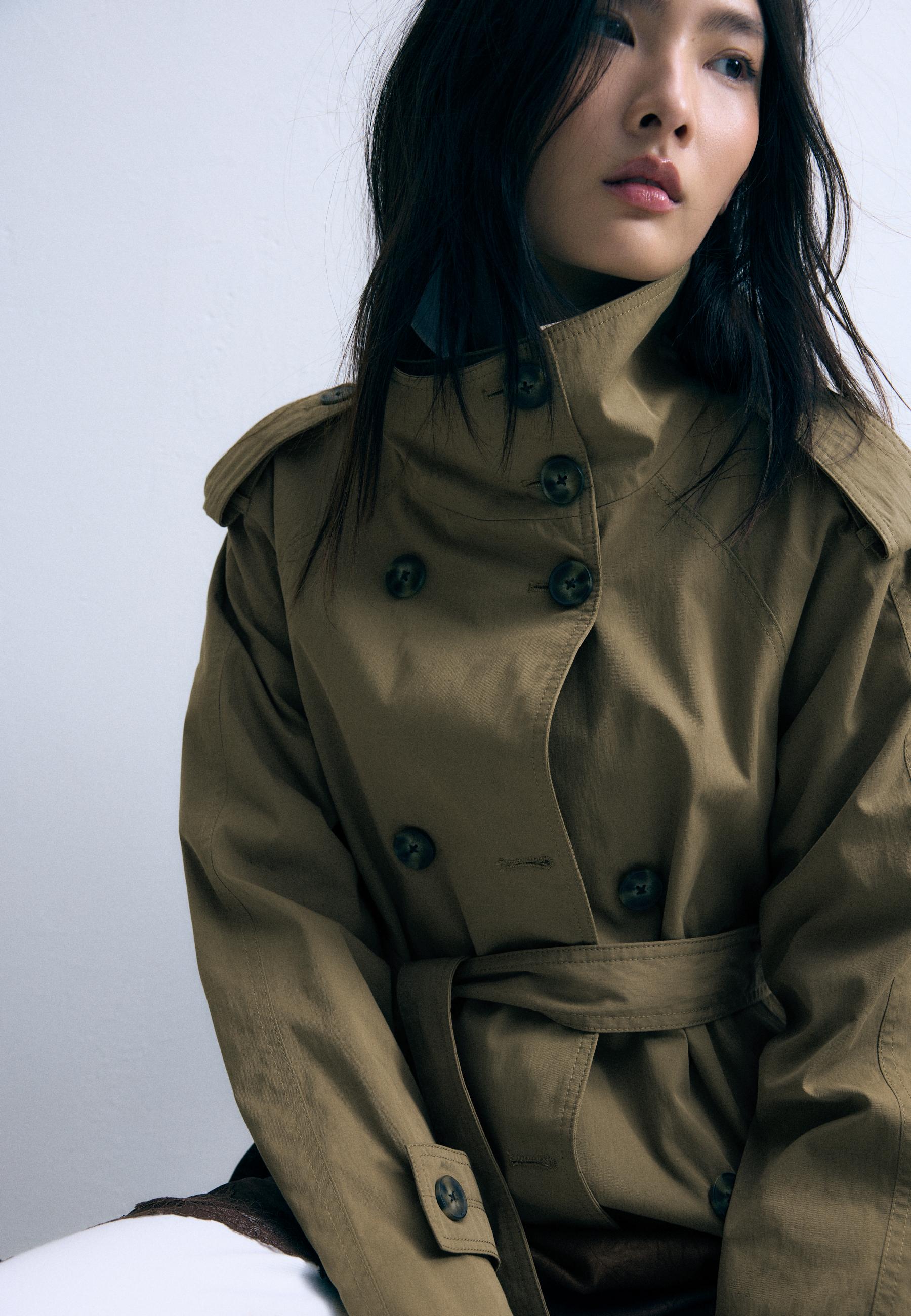 Yüksek yakalı kemerli trençkot - Görsel 5