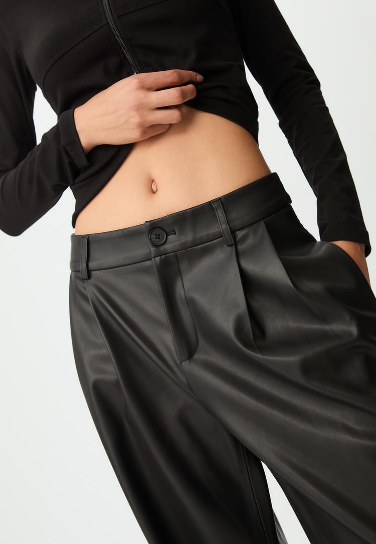 pantaloni a pinocchia effetto pelle