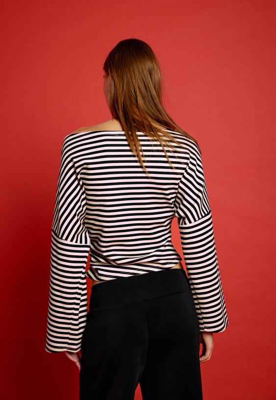 sweatshirt assimetrica com franzidos e toque suave
