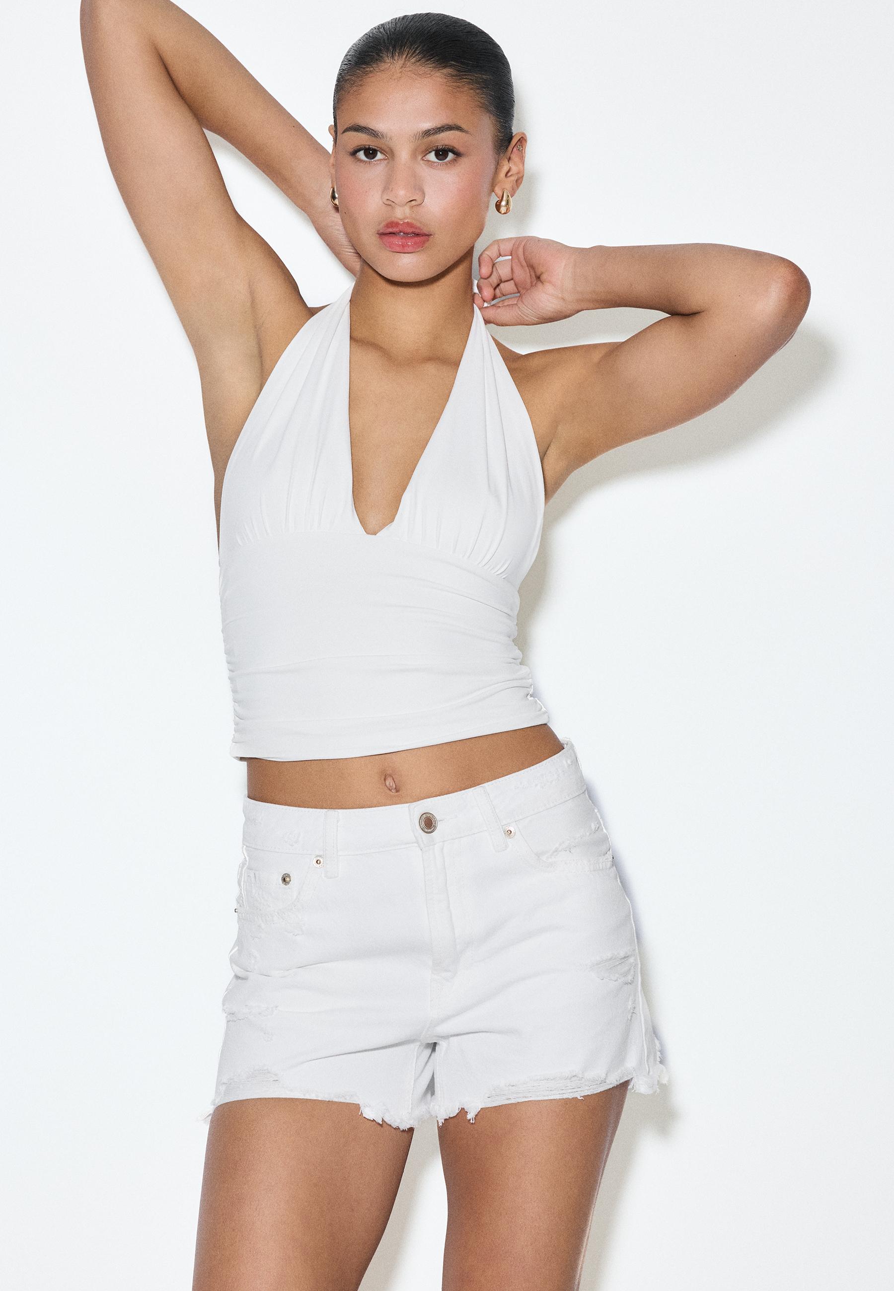 D75 yırtık denim şort