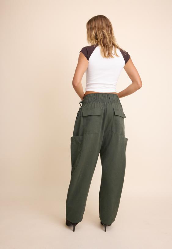 pantalon cargo ample avec detail a la taille