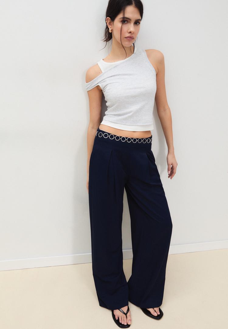 Stradivarius Σατινέ Παντελόνι Με Πιέτες Και Ζώνη Αλυσίδα Navy Blue 38