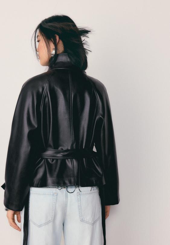 trenchcoat-mit-stehkragen-aus-kunstleder