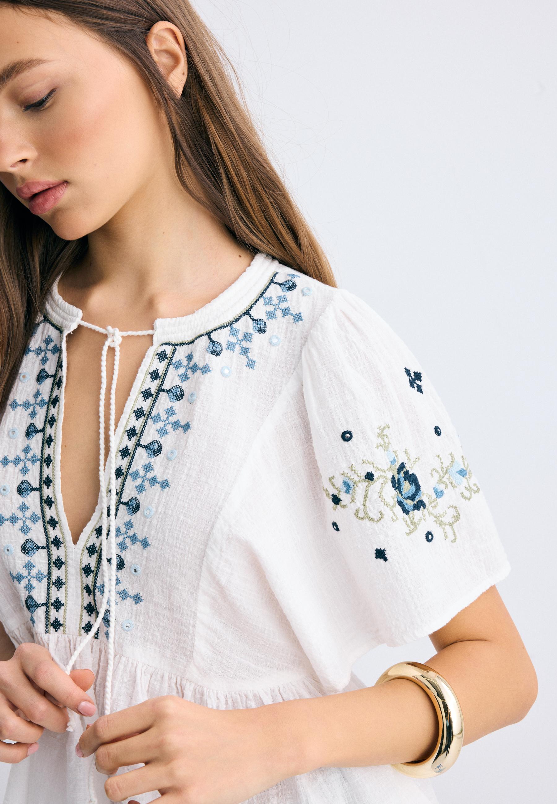 Contrast embroidery short sleeve blouse — Ecru