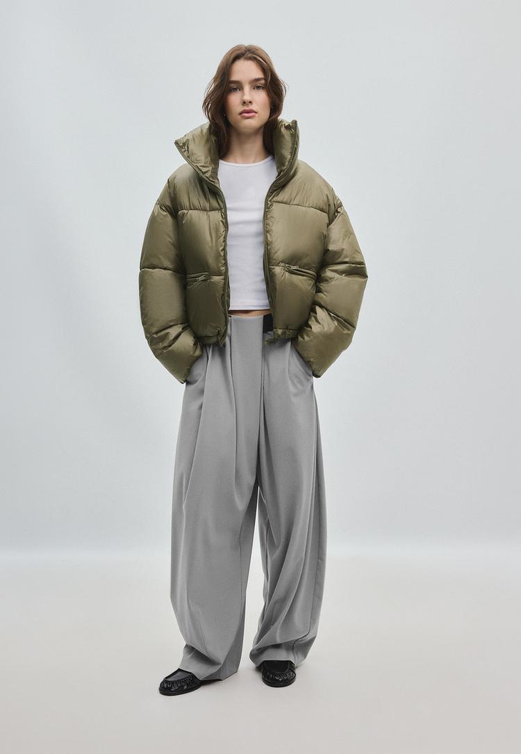 Stradivarius Sjajna Pernata Jakna Kratkog Kroja Khaki L