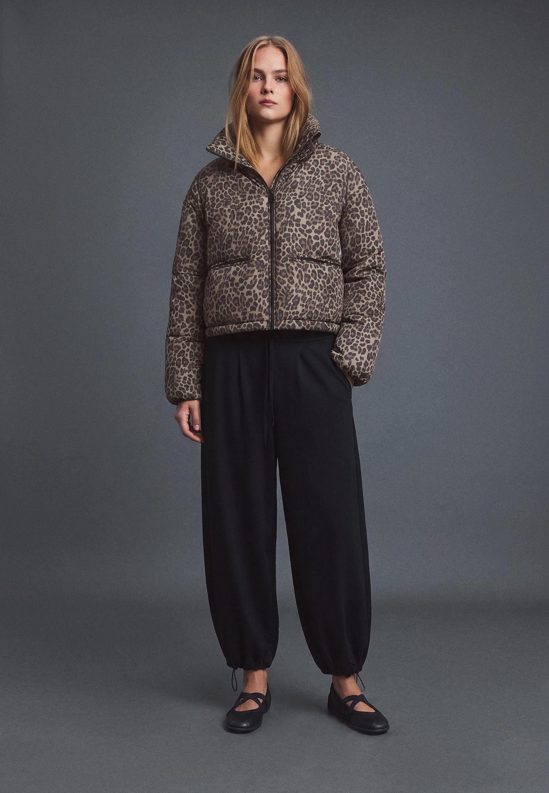 Stradivarius Καπιτονέ Crop Τζάκετ Με Ψηλό Γιακά Print Μεσαίο Μπεζ M
