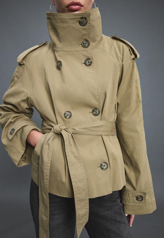 trench corto con collo alto e cintura