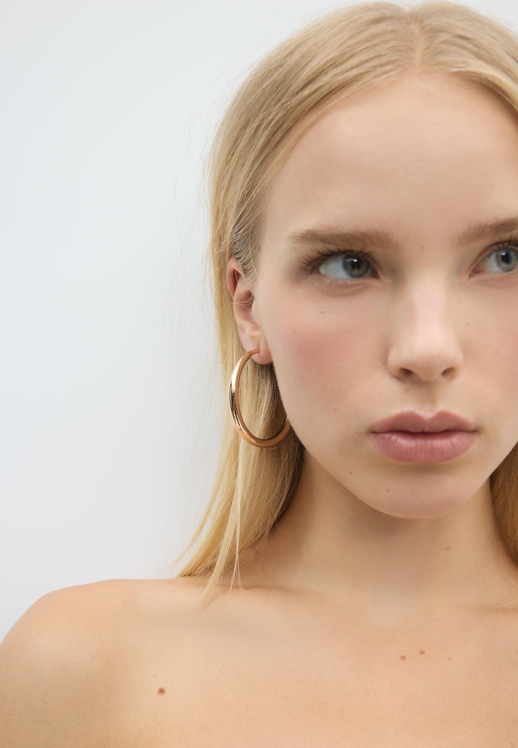 Hoop earrings — Gold
