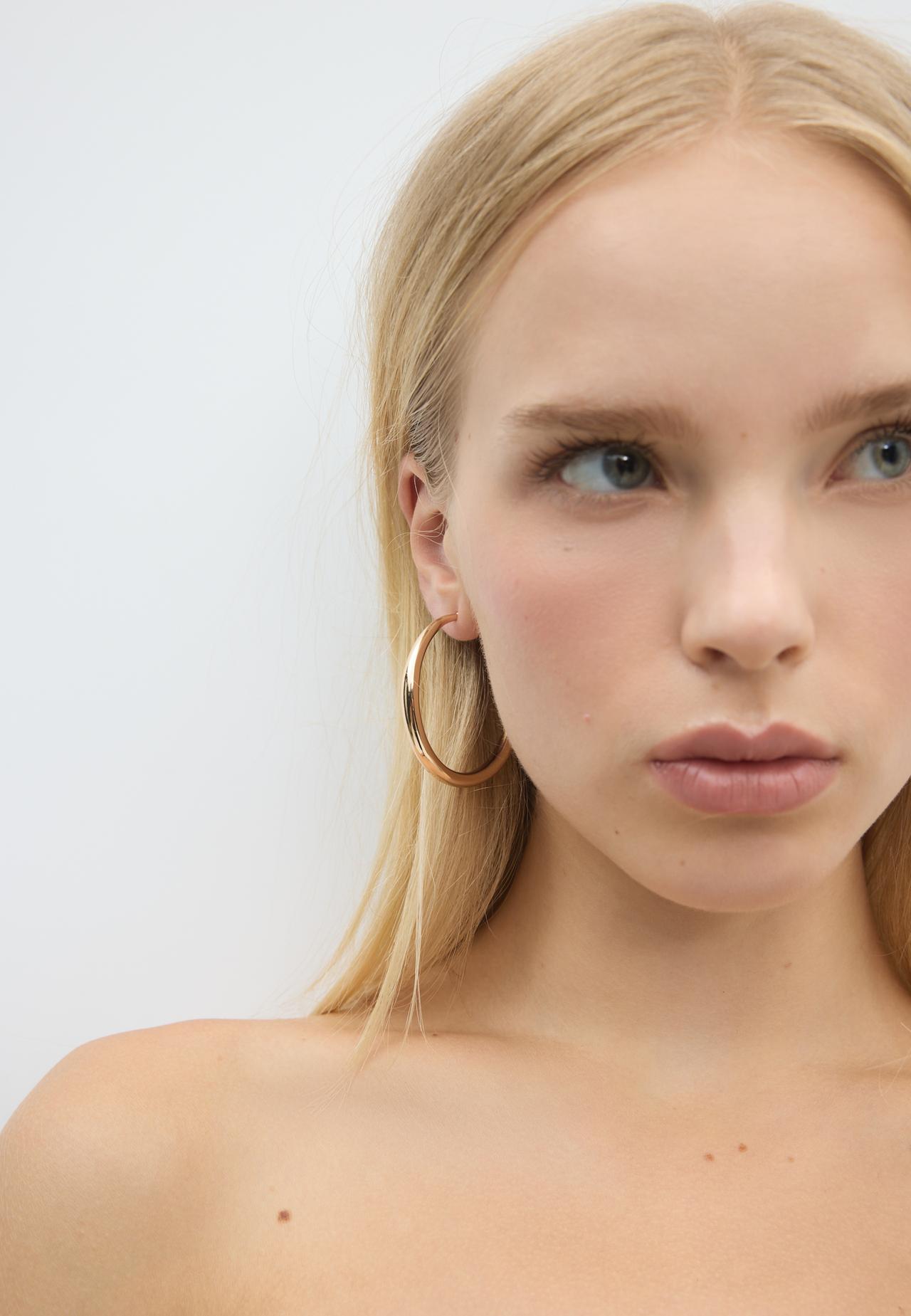 Hoop earrings — Gold