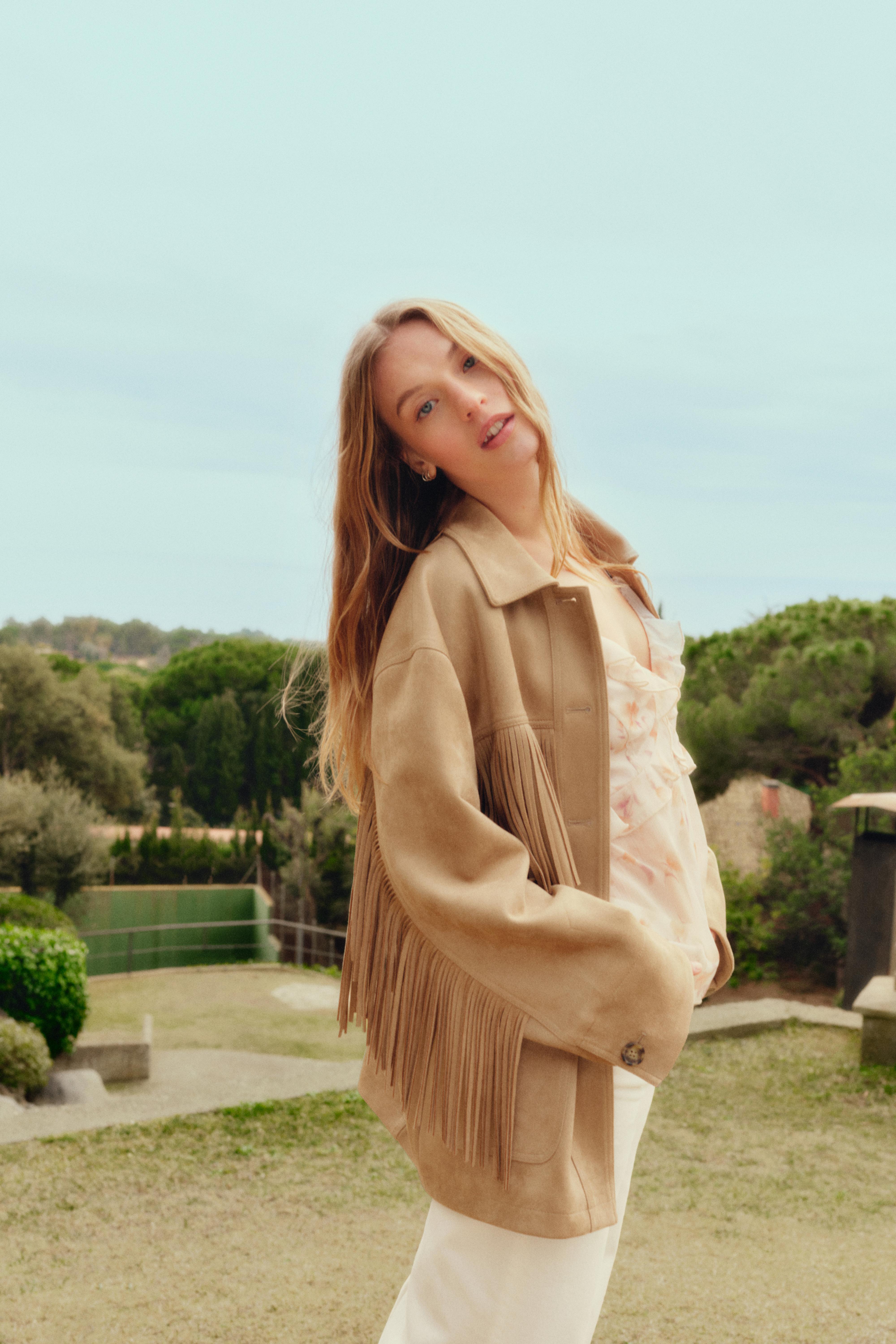 Split suede clogs with buckle — BEIGE