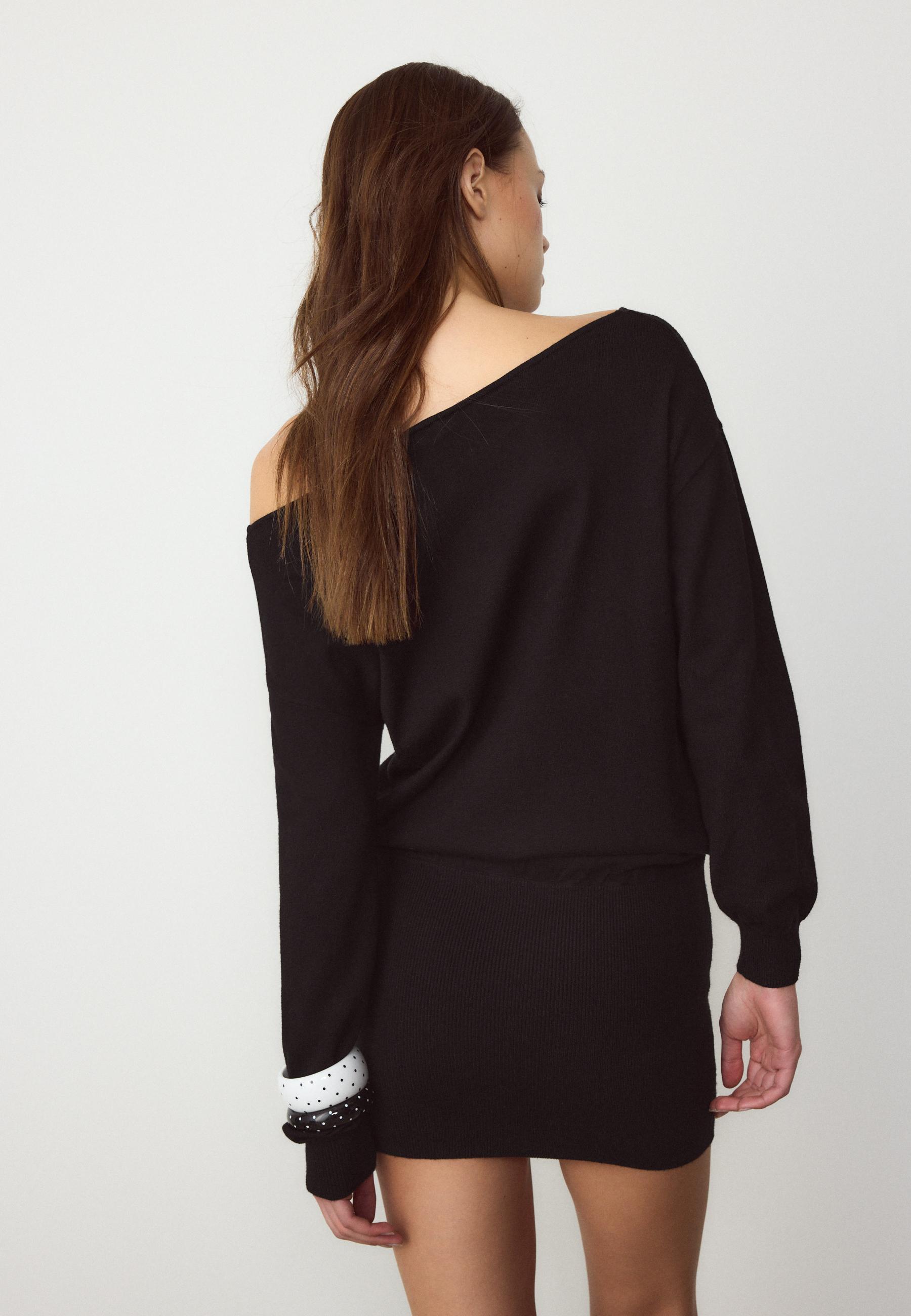 Short knit boat neck dress