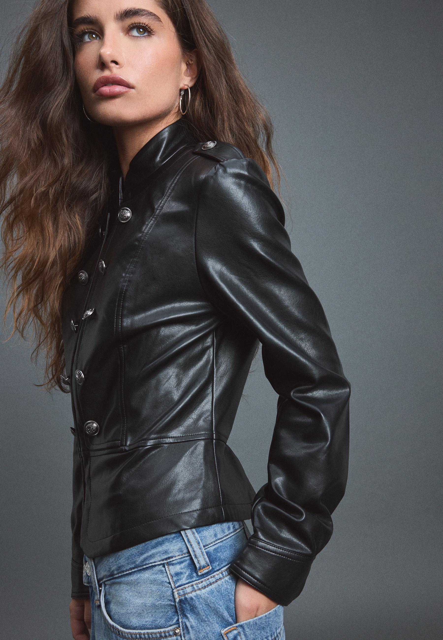 Stradivarius Σακάκι Με Όψη Δέρματος Και Ανάγλυφα Κουμπιά Μαύρο S
