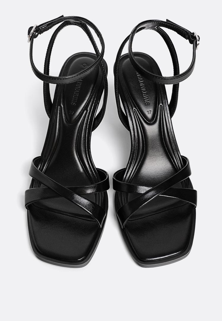 schwarze-absatzsandalen