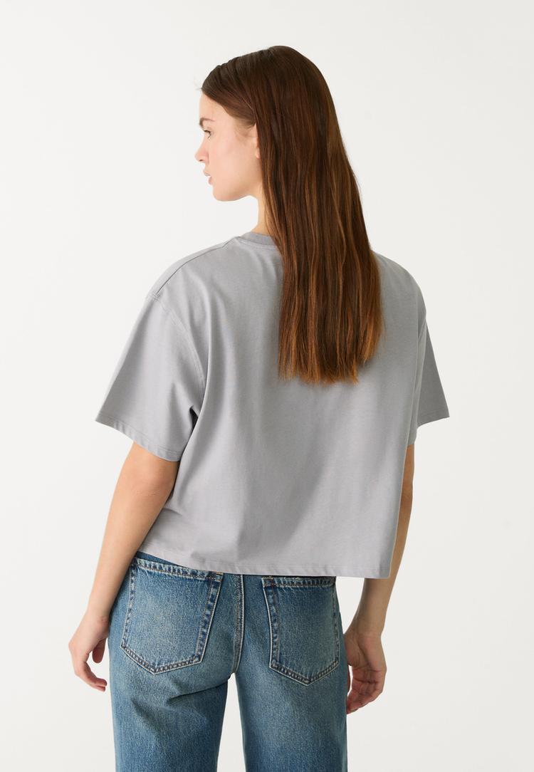 camiseta crop bordada