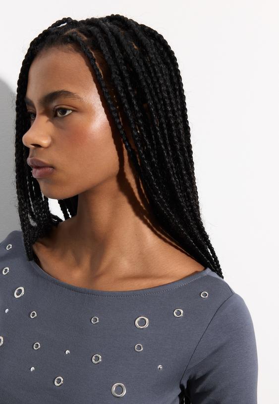 camiseta cuello barca tachas