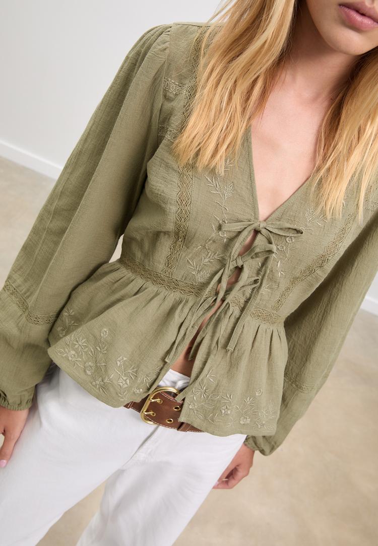 blouse nouee fluide brodee