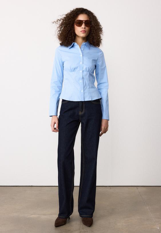 camisa ajustada bajo pecho