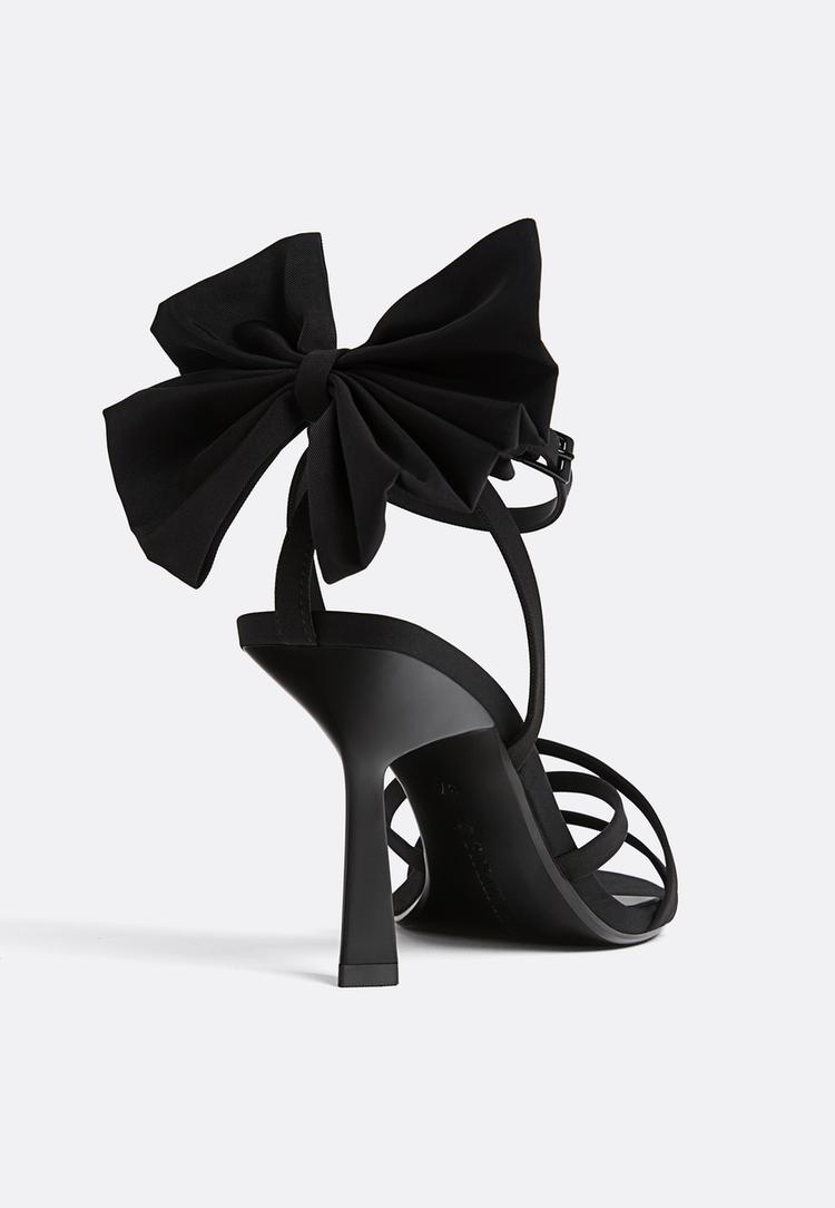 sandalias de salto com laco