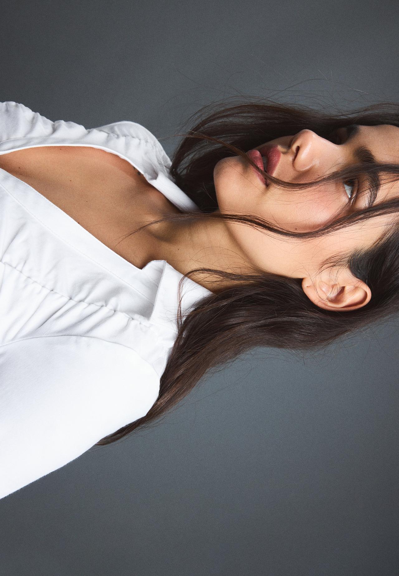 V-neck gathered shirt — White