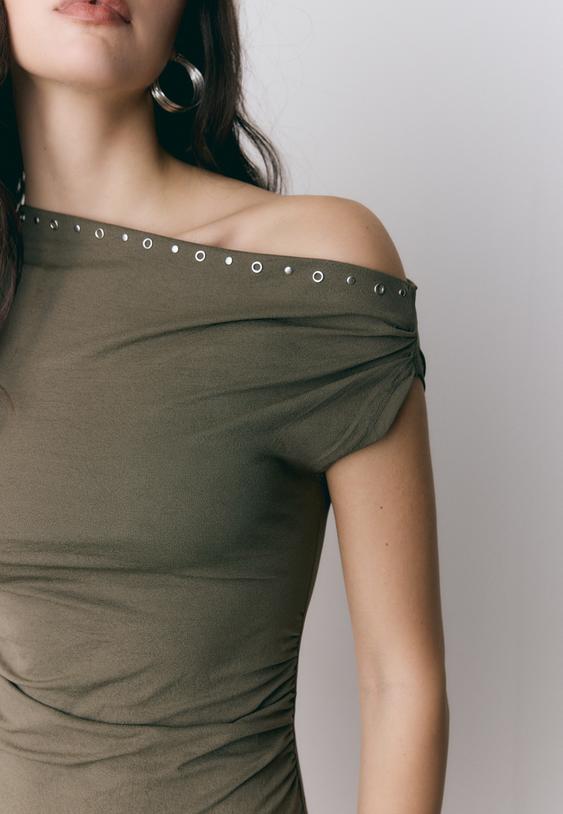 vestido corto asimetrico tachas