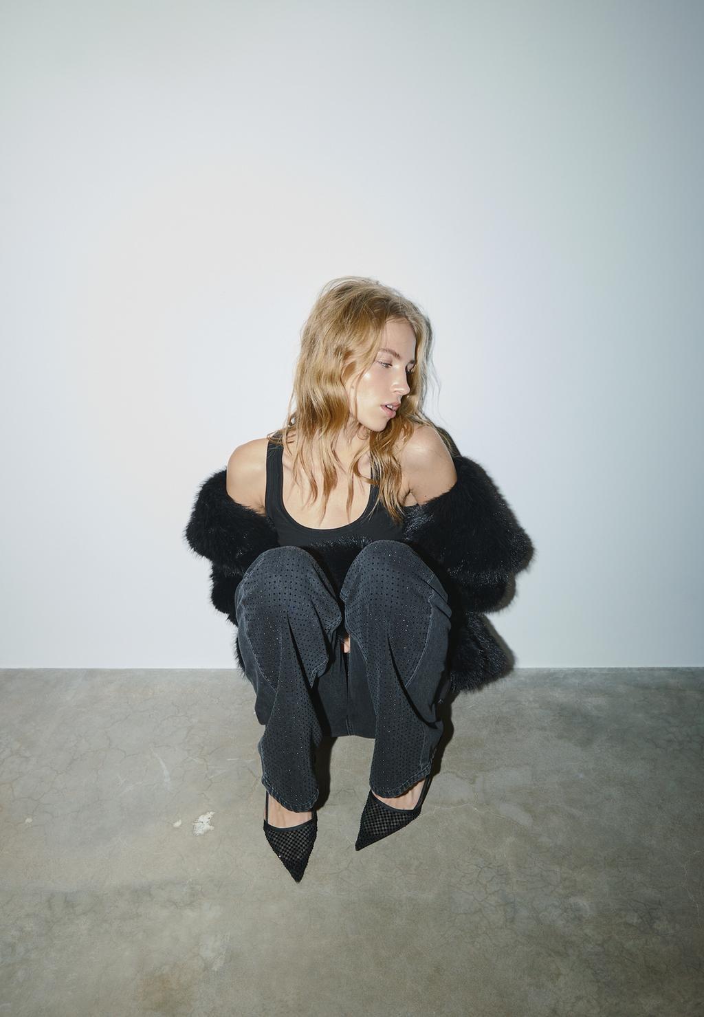 Jeansy straight fit z błyszczącymi elementami