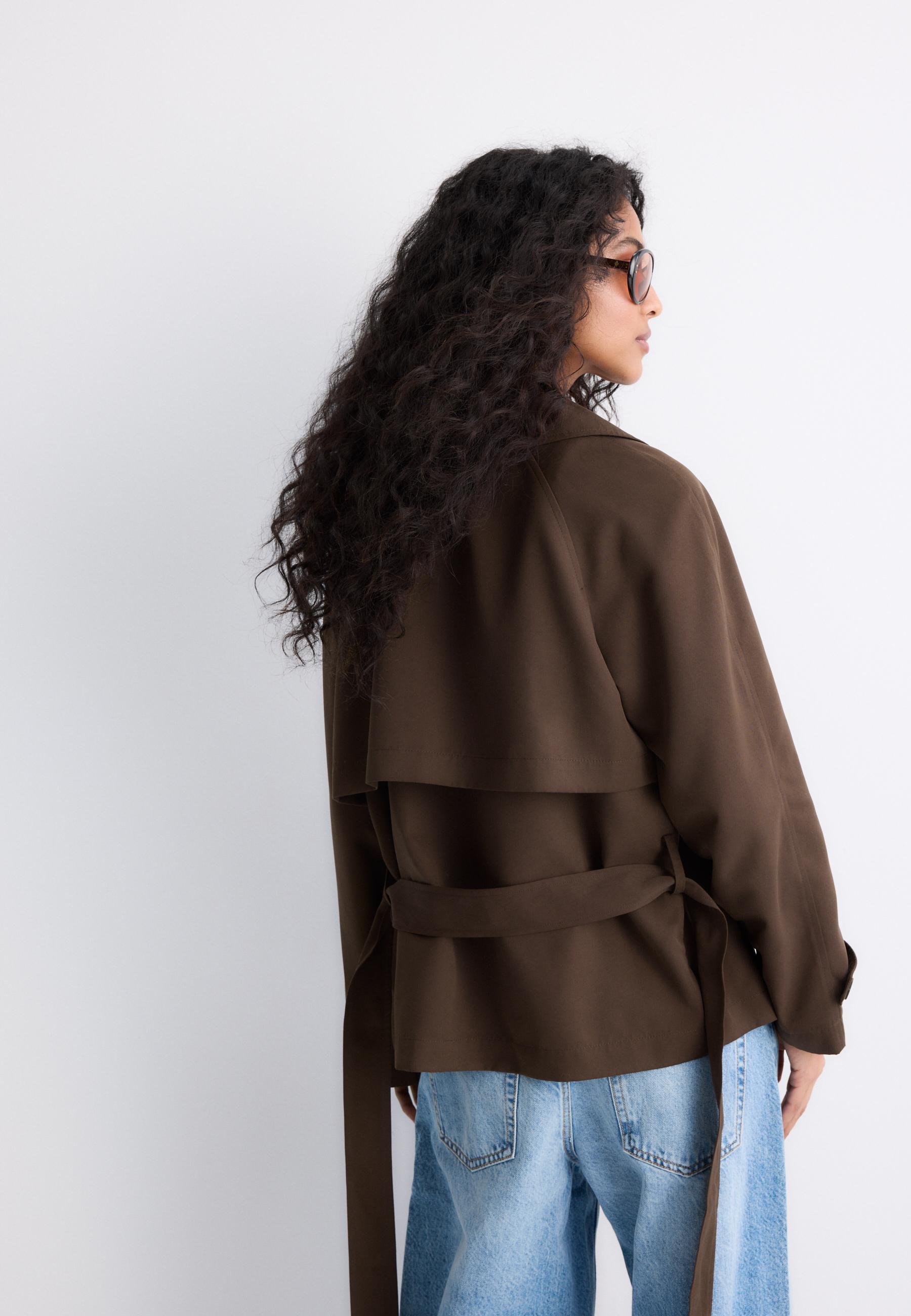 Short flowing trench coat with belt — Brown