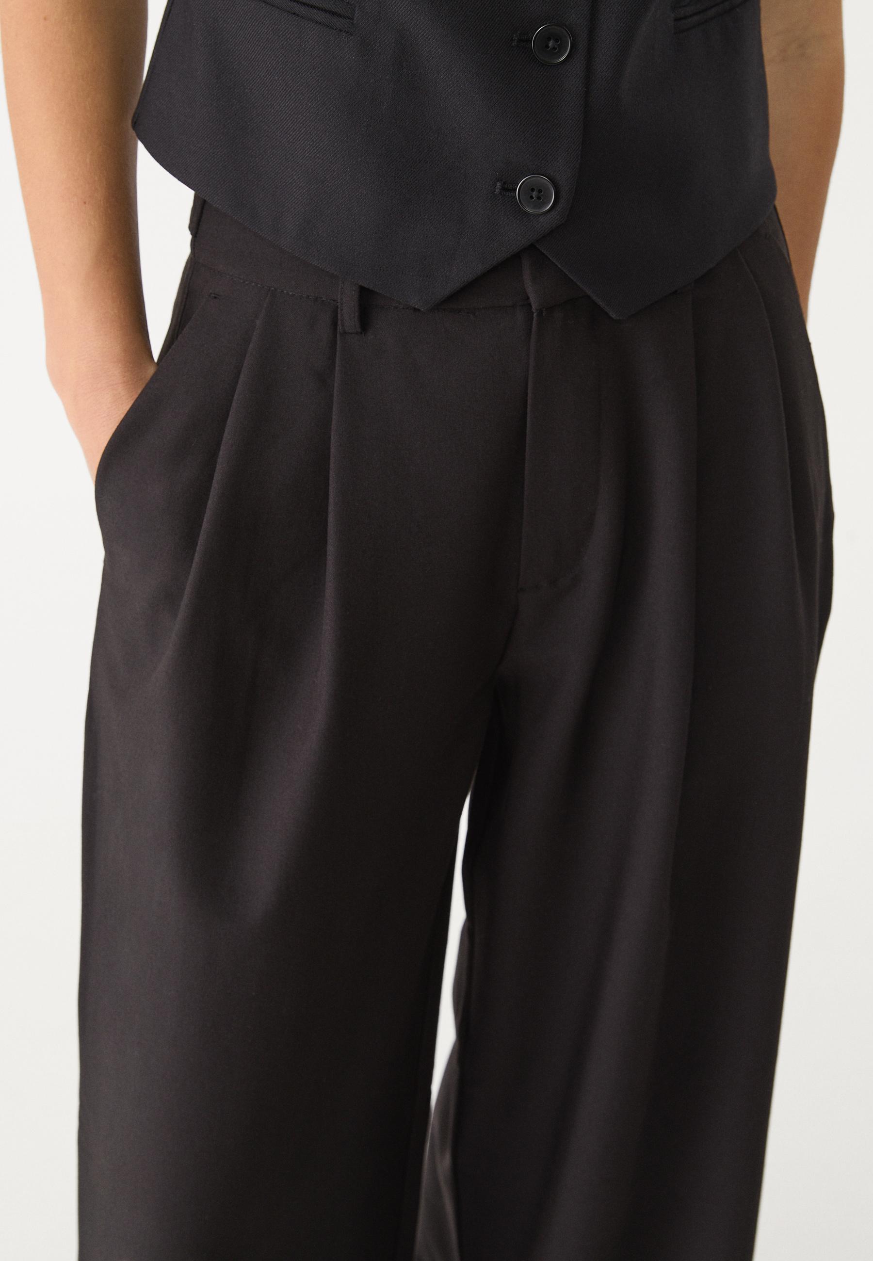 Wide-leg smart trousers with adjustable buttons — Black