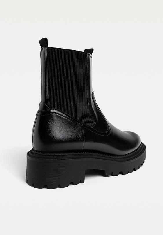 schwarze-flache-stiefeletten