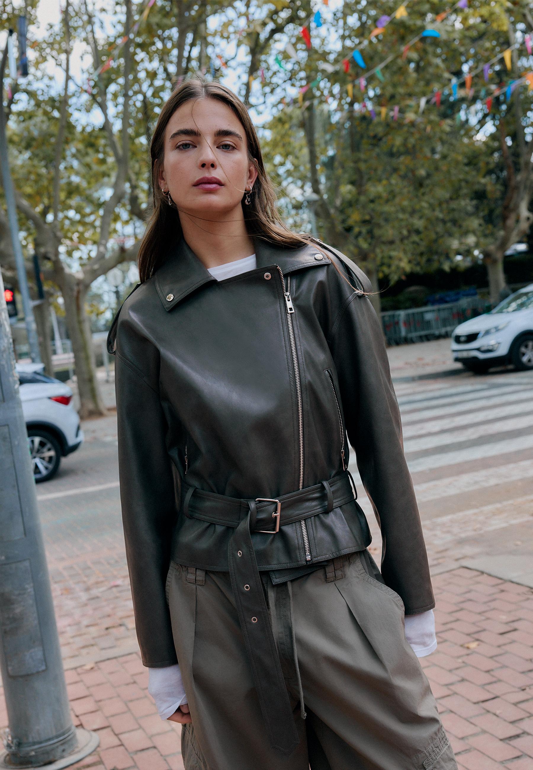 Stradivarius Τζάκετ Biker Με Ζώνη Και Όψη Δέρματος Ανθρακί L