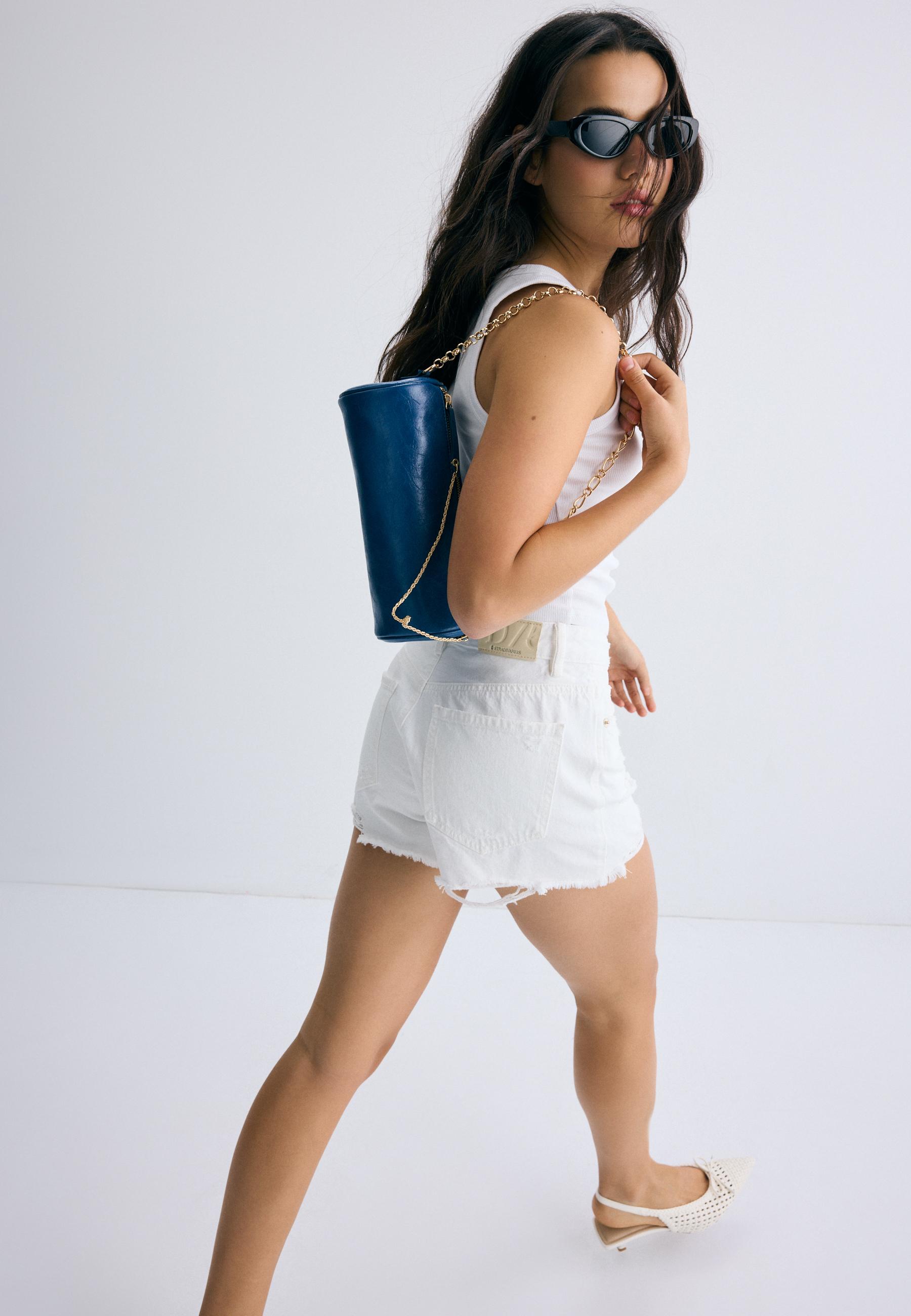 Shoulder bag with chain handle — Blue