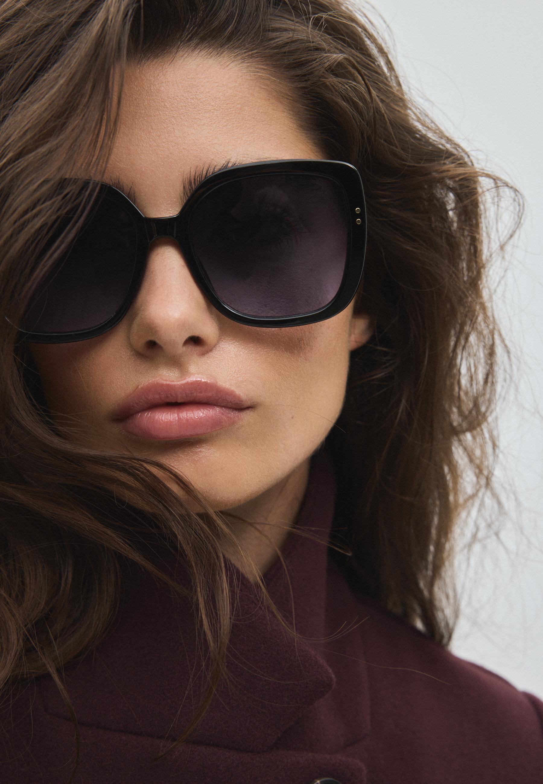 Large square sunglasses — Black