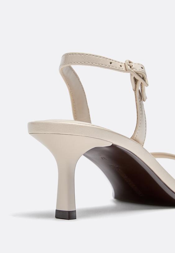 sandalias de tacao com tiras cut out