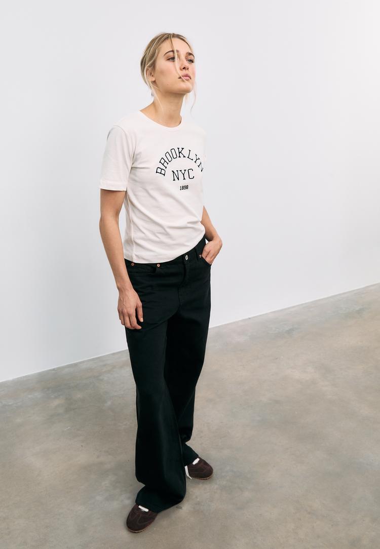 t-shirt-mit-textstickerei