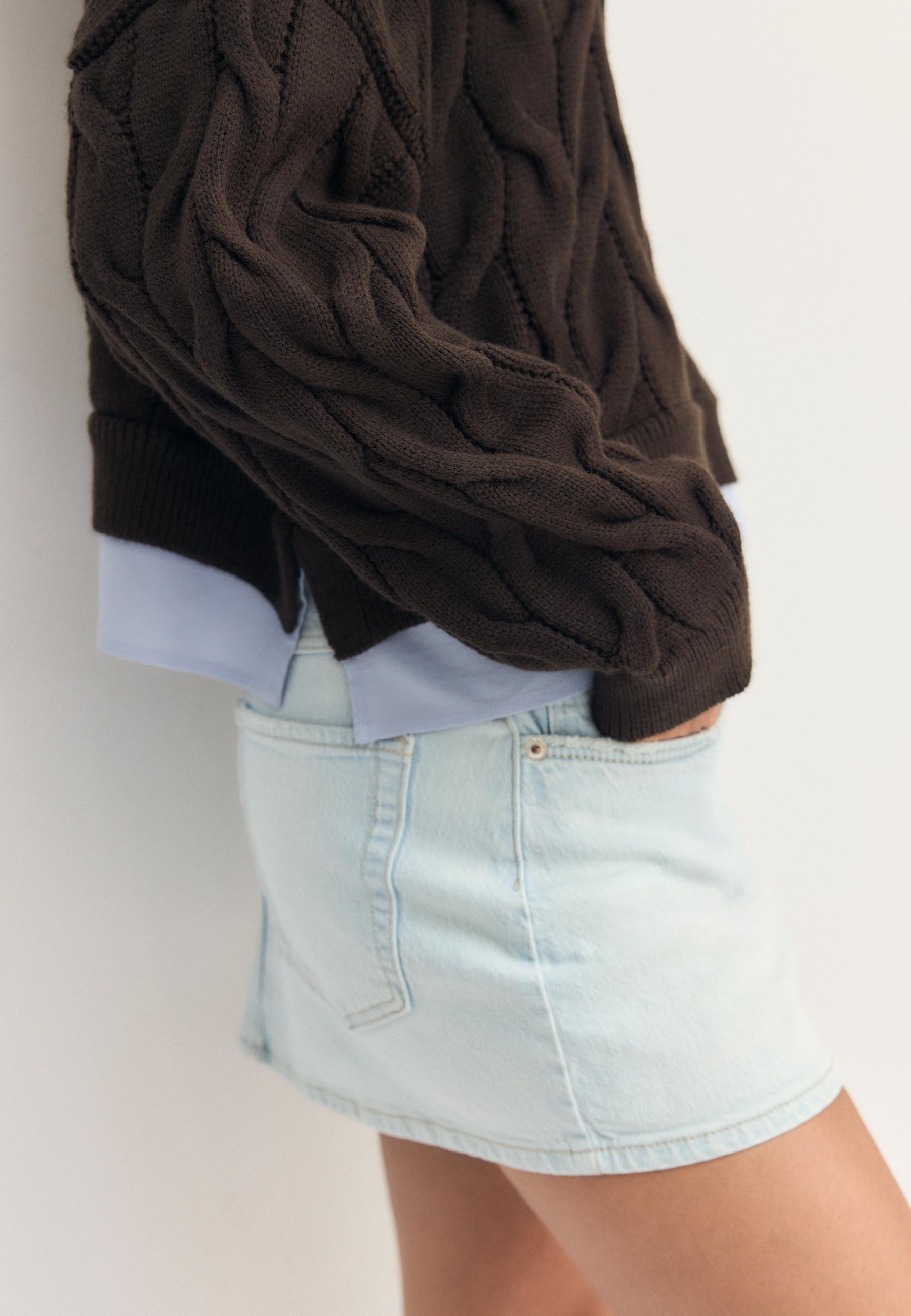 Two-fabric knit sweater with detachable collar — Brown