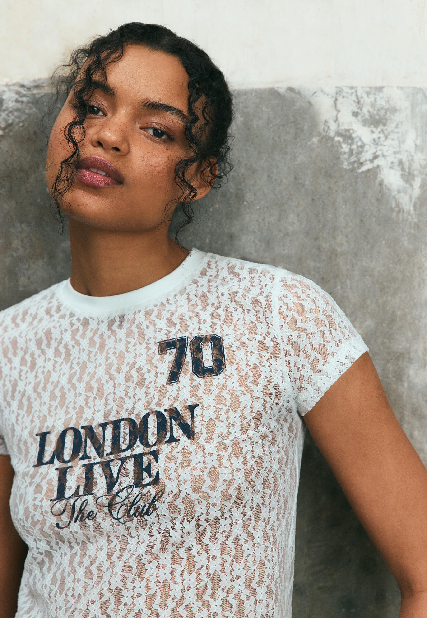 Fitted T-shirt with lace and graphic detail — Ecru