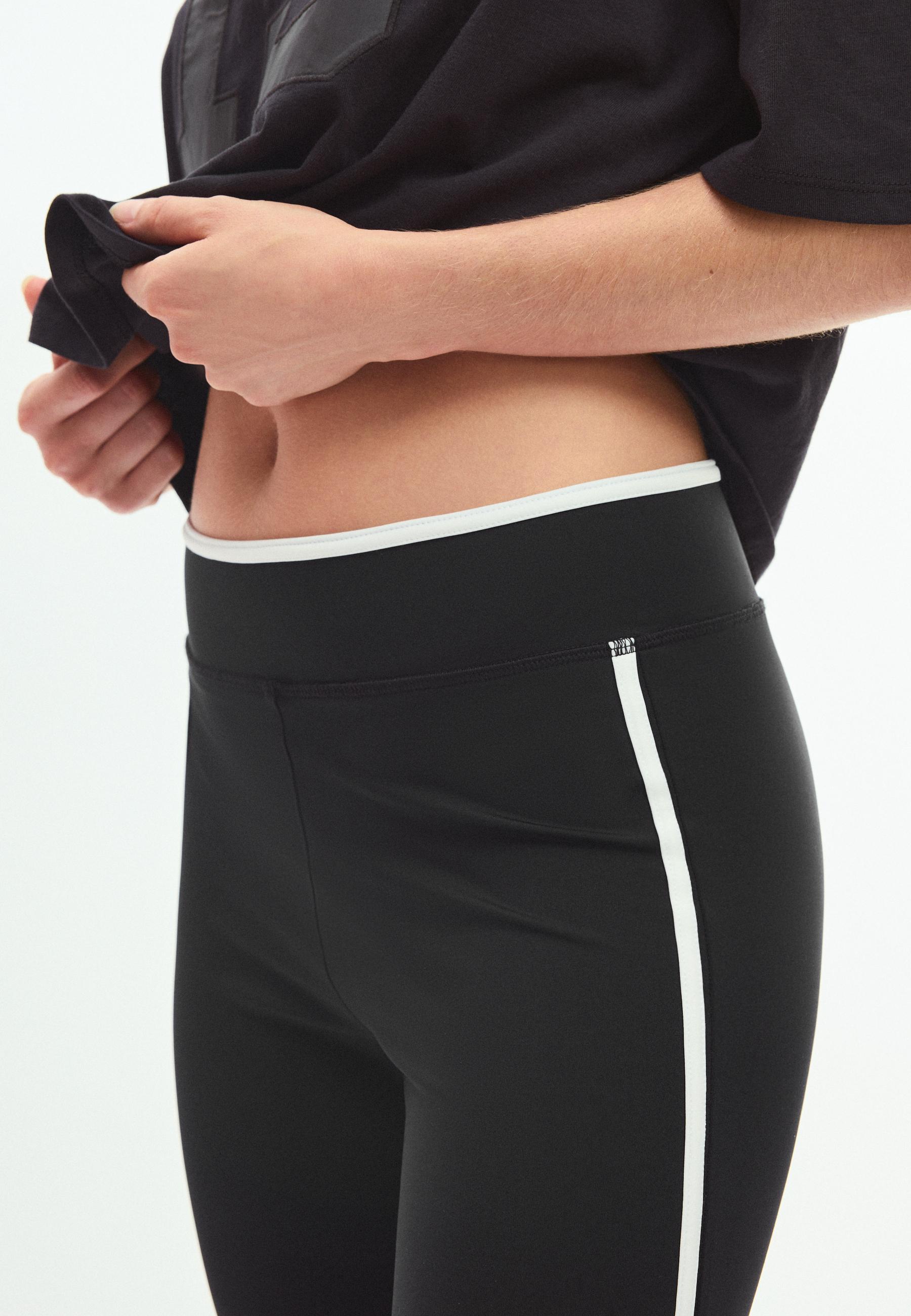 Side-stripe capri leggings — Black