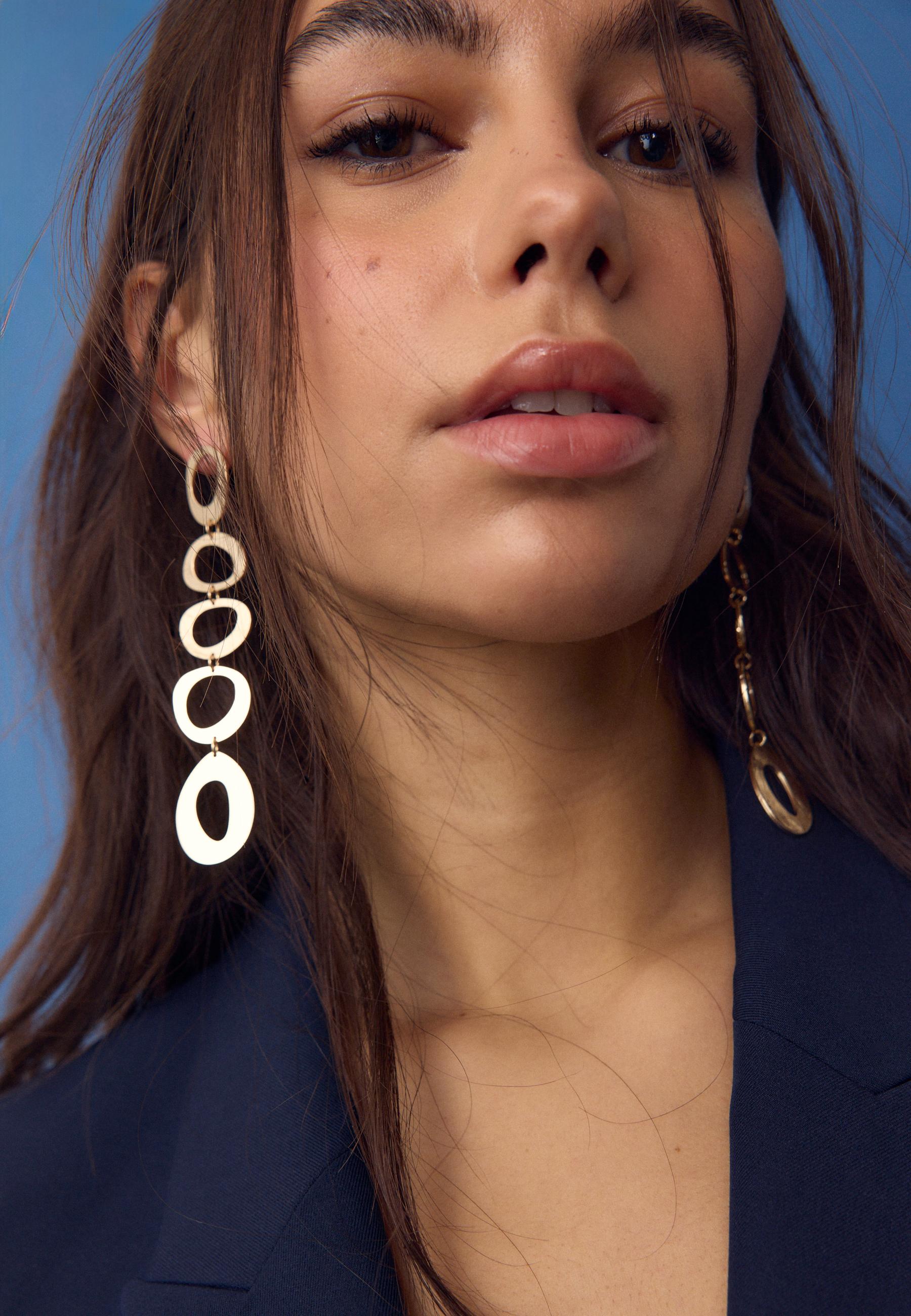 Circular dangle earring — Gold