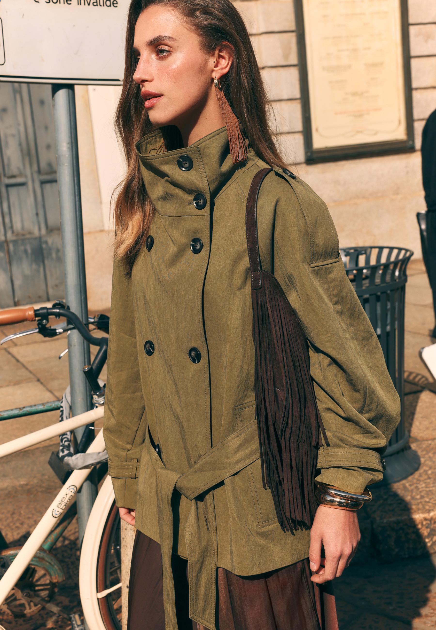 Dik yaka kısa trençkot