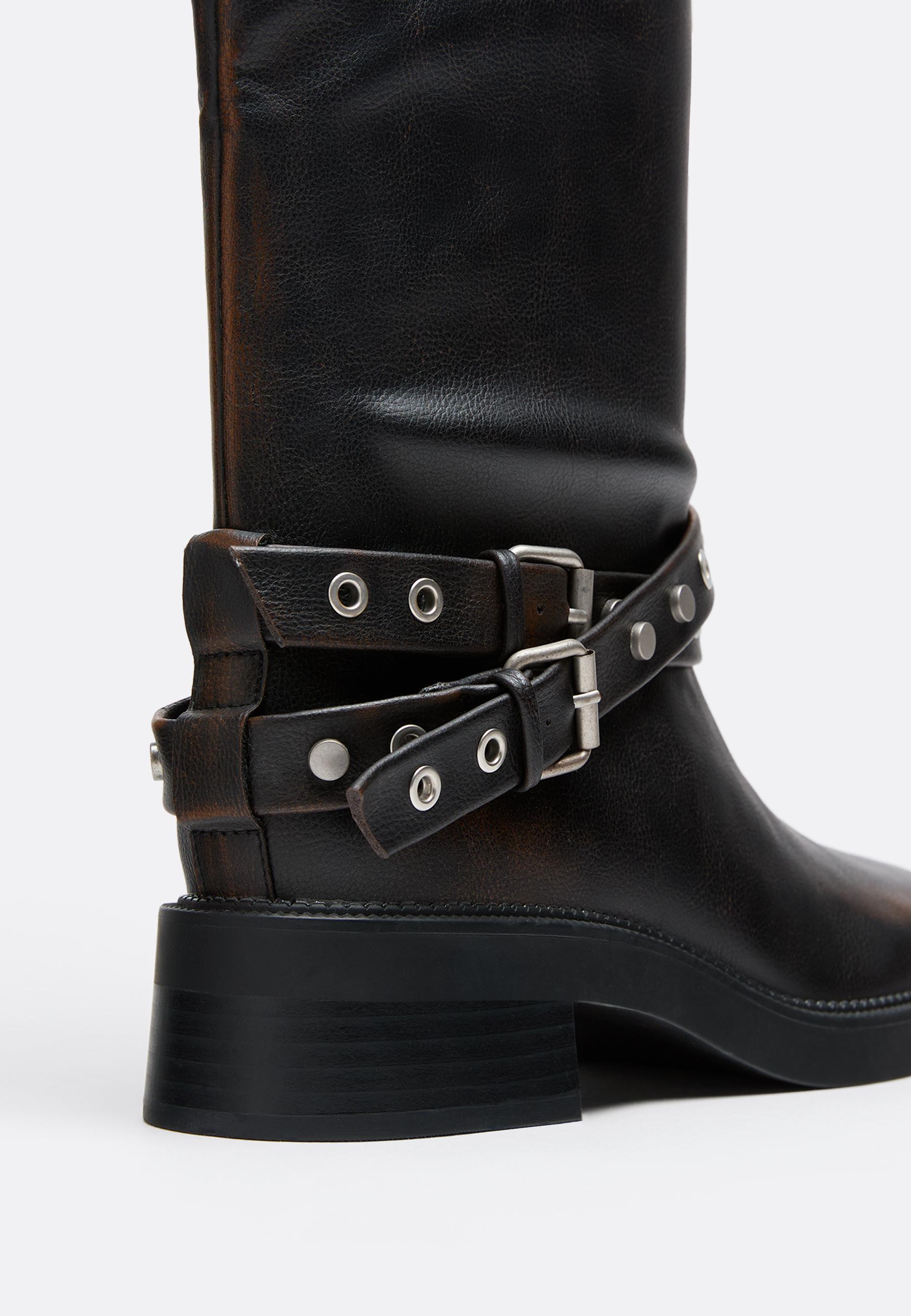 Flat buckle boots — BROWN