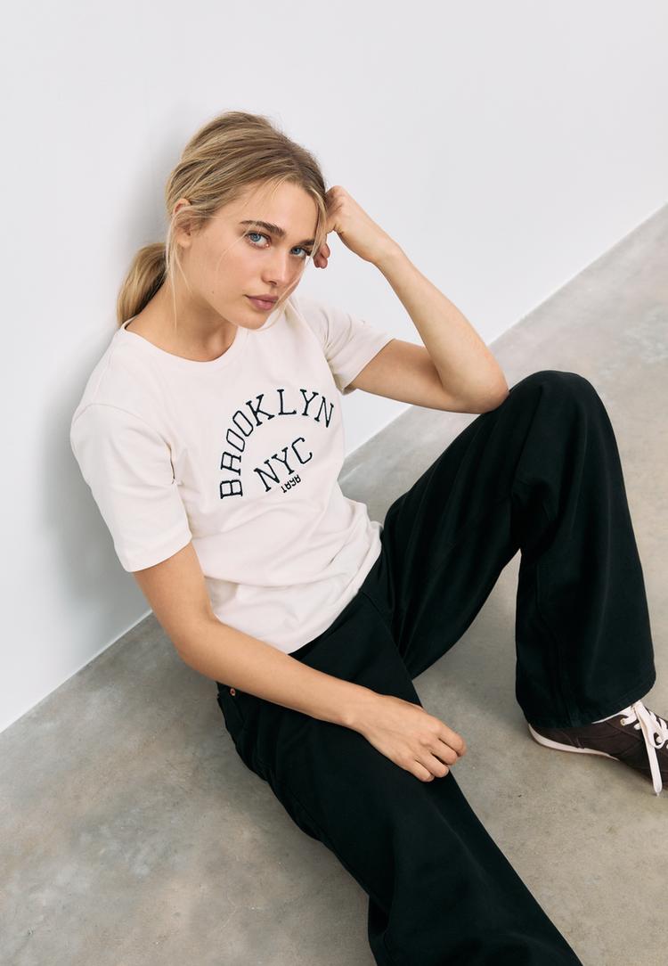 maglietta con ricamo testo